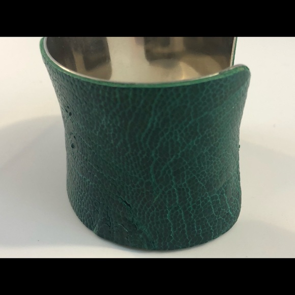 Artisan handmade croc embossed green leather cuff - Picture 5 of 5